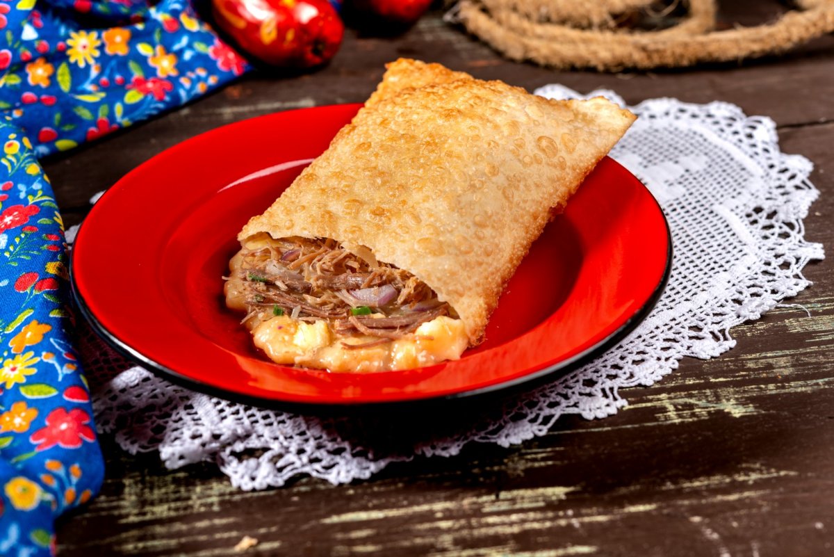 Pastel carne de sol com trio de queijos (individual)