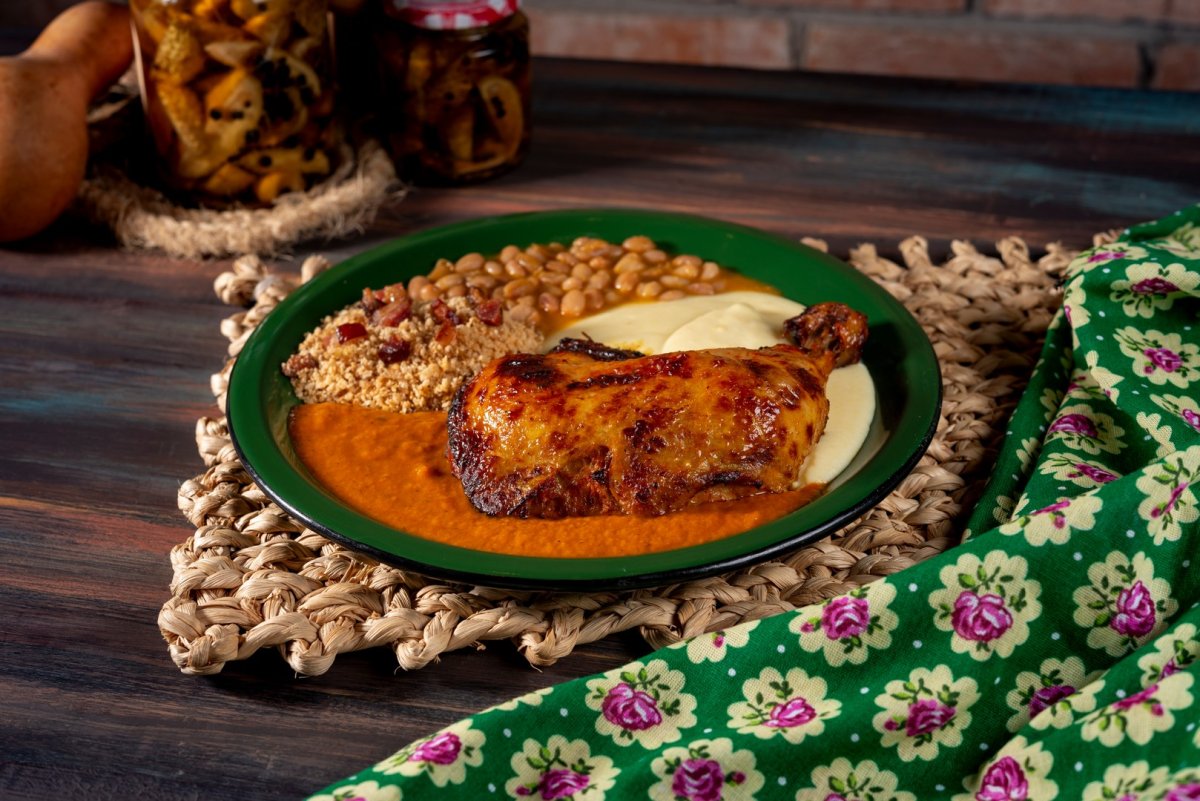 Coxa e sobrecoxa de frango assadas ao molho de tomate