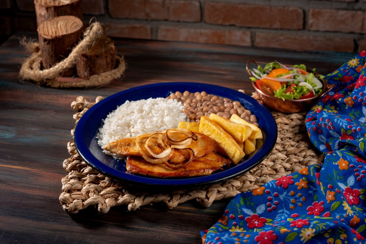 Filé de frango, arroz, feijão de caldo, mandioca palito e salada simples