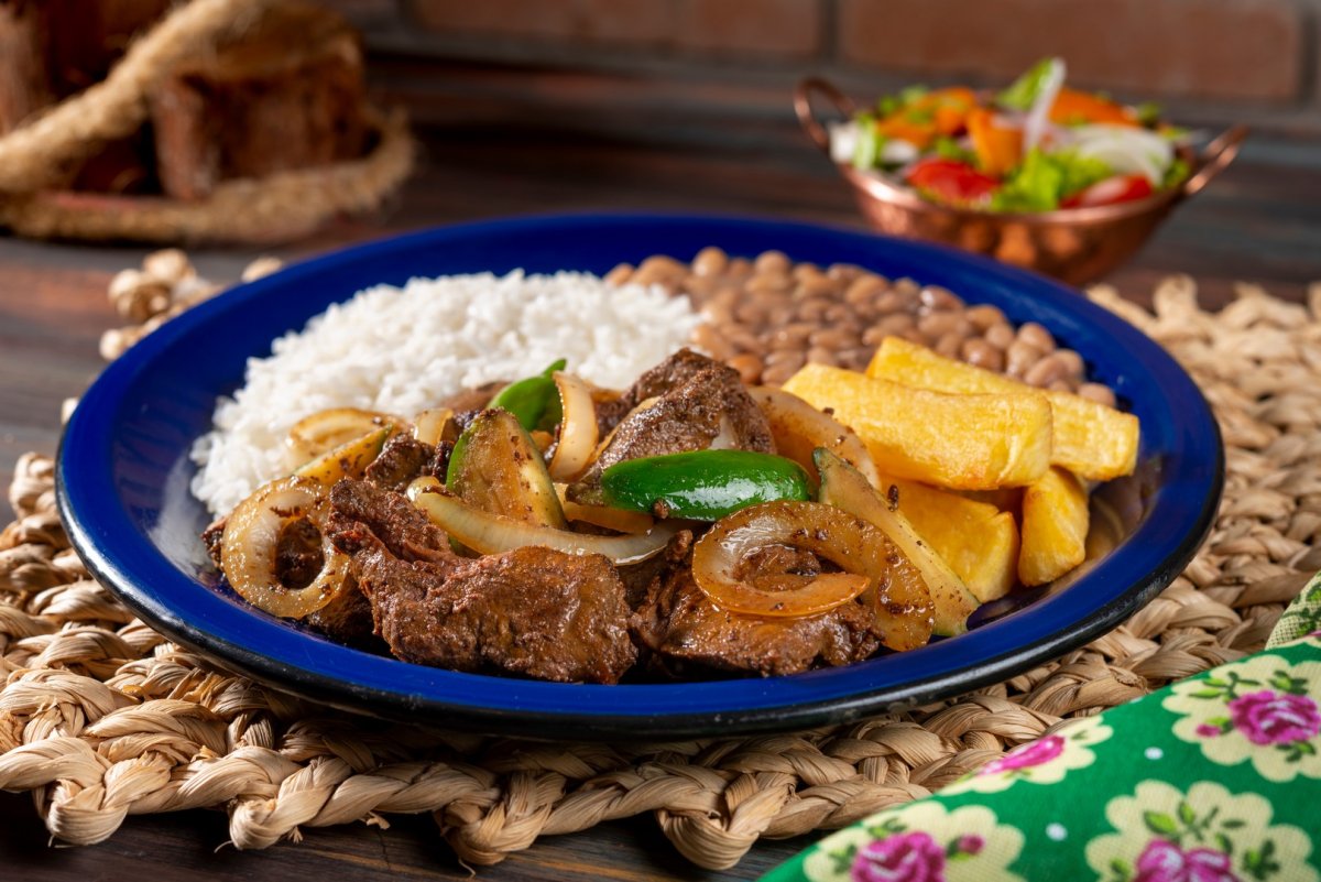 Fígado acebolado, arroz, feijão de caldo, mandioca palito e salada simples