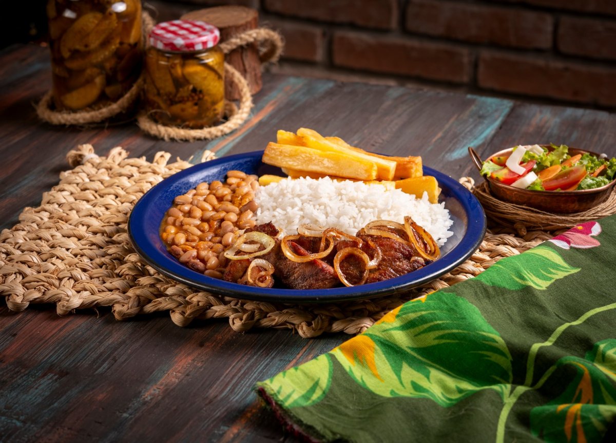 Pernil suíno, arroz, feijão de caldo, mandioca palito e salada simples
